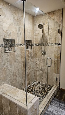 Who doesn’t like recessed niches in a shower. Perfect for shampoo bottles, a razor, etc.